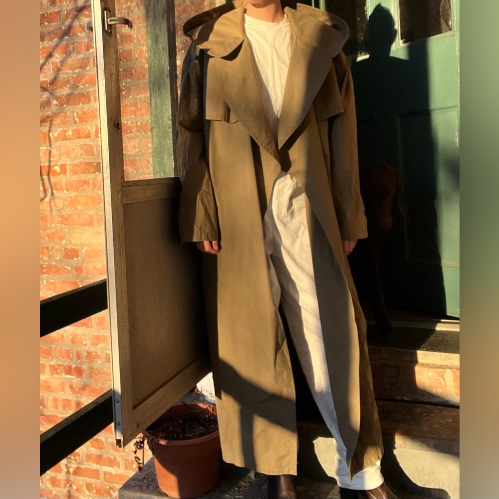 Thierry Mugler Trench coat in khaki olive green. Hood. Very beautiful.